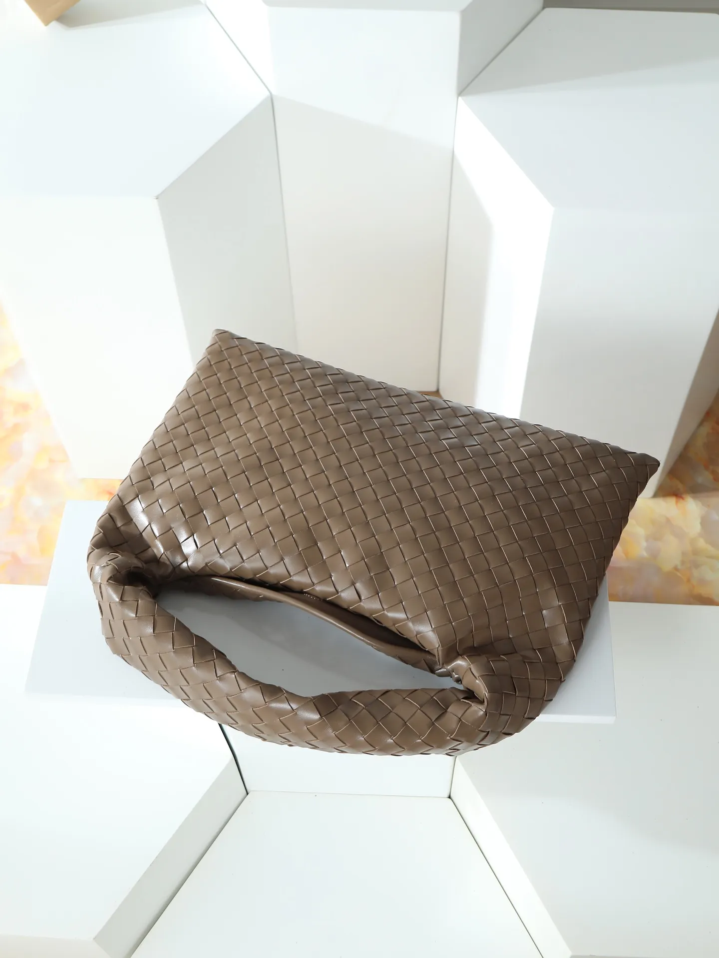 1180. #Bv’s new medium size HO 796262. The bag body and handles are made of a whole piece of woven leather. The bag body is soft and lazy. Ho symbolizes the praise of innovation and eternal craftsmanship [love]. The pyramid silhouette combines practicality and fashion. It is modern and casual. The double-sided closure design of the bag mouth is more convenient and safe! Made of soft cowhide and full of texture, this is a must-have for fashionable ladies who like minimalism, comfort and casualness! Dimensions: 46x21x10